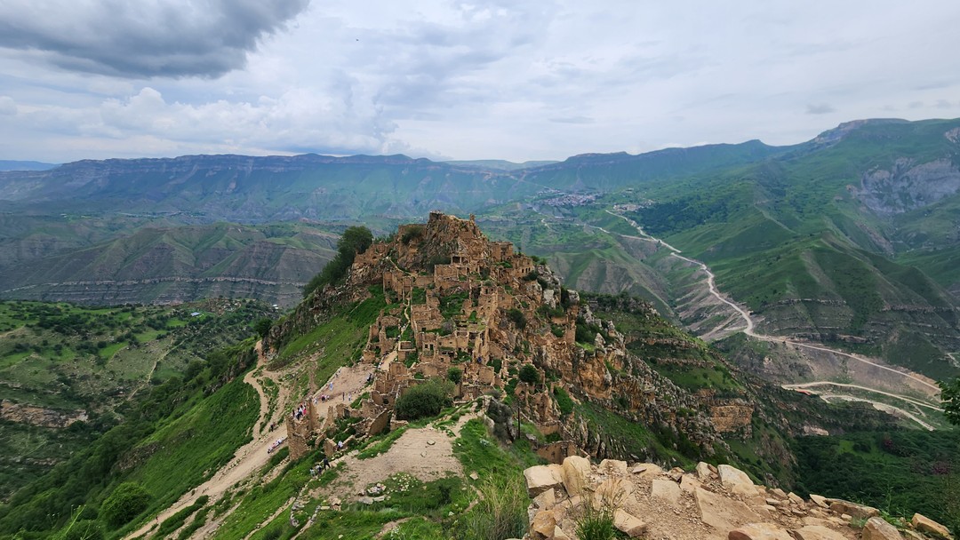 Я недавно посетила Гамсутль с гидом Арсеном и хотела бы поделиться своими впечатлениями. Арсен показал нам
