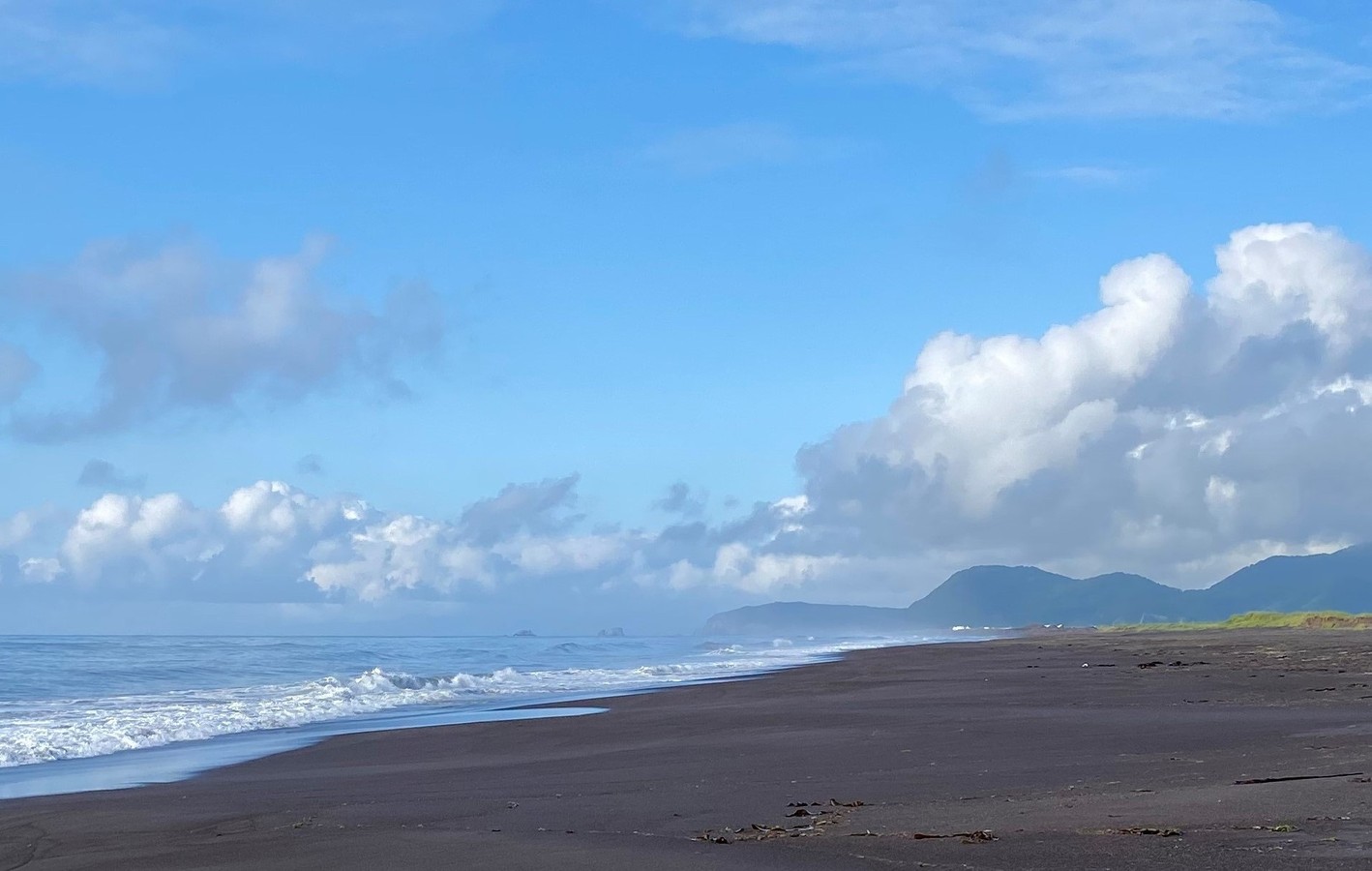 Камчатские сопки и вулканы и ночь на берегу Тихого океана