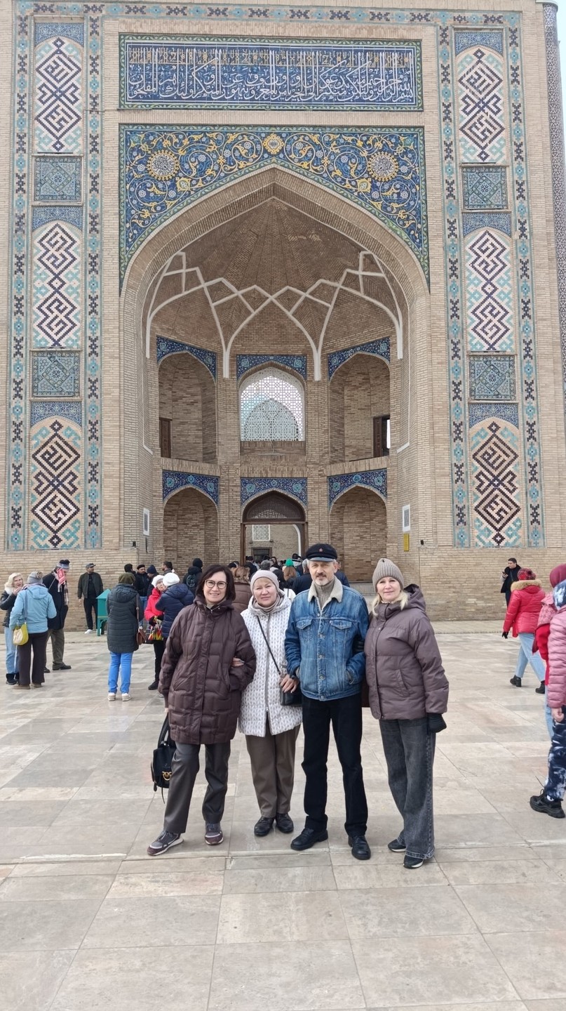 По отзывам нашла гида Эльдора в Ташкенте. Замечательный, внимательный, отзывчивый молодой человек. Еще до поездки списывалась