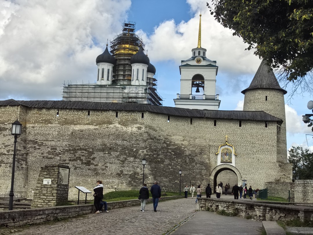 Обзорная пешеходная экскурсия по Кремлю и центру Пскова (Антонина)