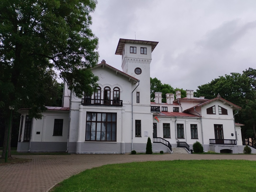 Хорошая экскурсия,четко организована. Благодарны за то,что учли наши пожелания и мы дополнительно побывали в усадьбе Немцевичей.