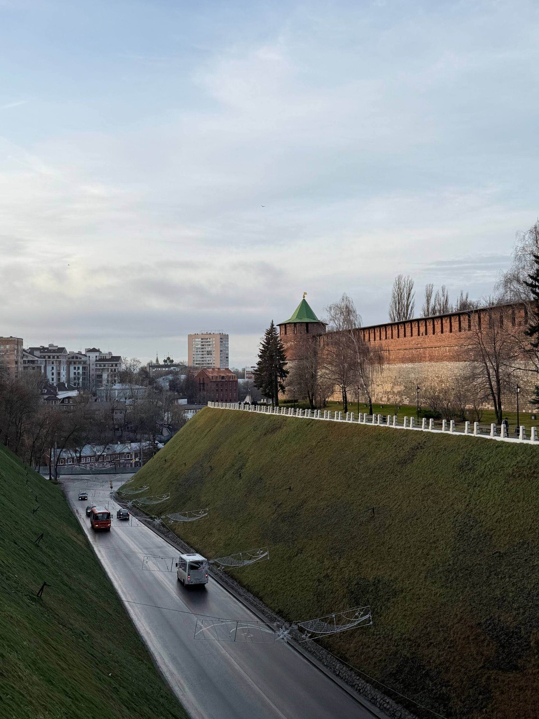 Павел, спасибо большое за экскурсию! Очень интересно, познавательно, доступно! Узнали забавные факты, познакомились с центром Нижнего!