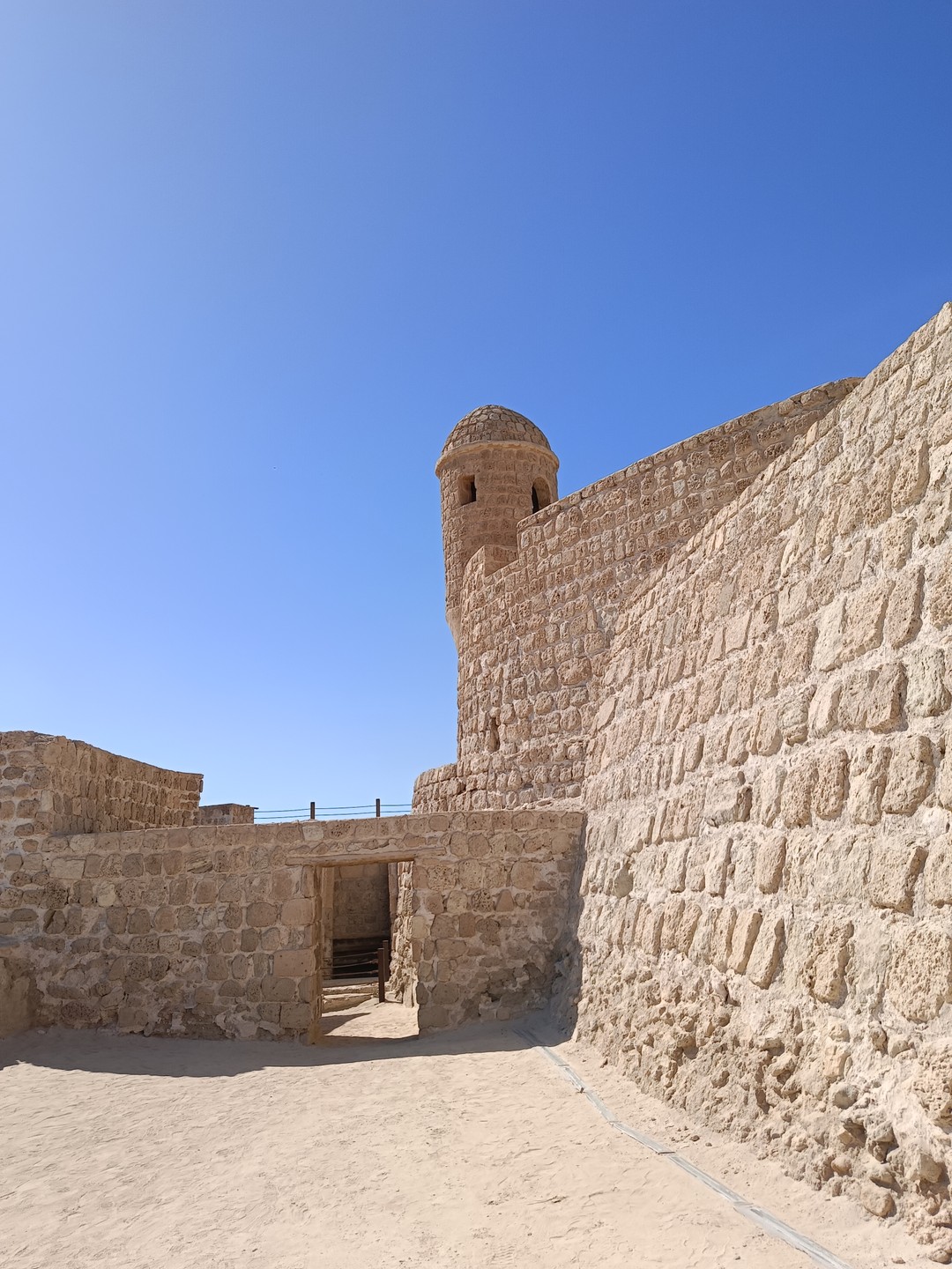 Была на экскурсии в октябре. Экскурсия очень понравилась, за несколько часов посетили основные достопримечательности Бахрейна, много