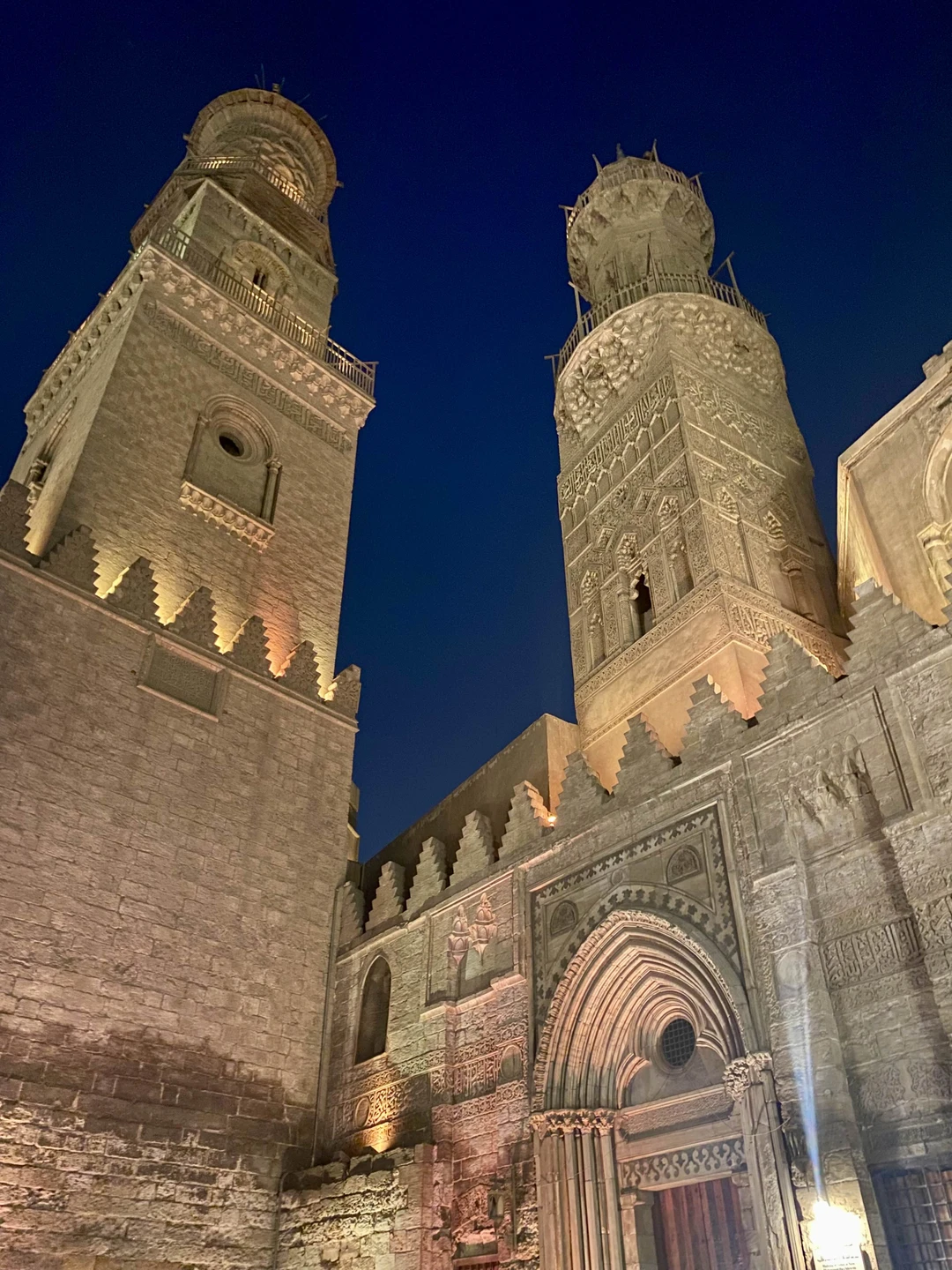 Рекомендую Ибрагима от всей души! Мой самолет задержался на два часа, но он меня встретил, и