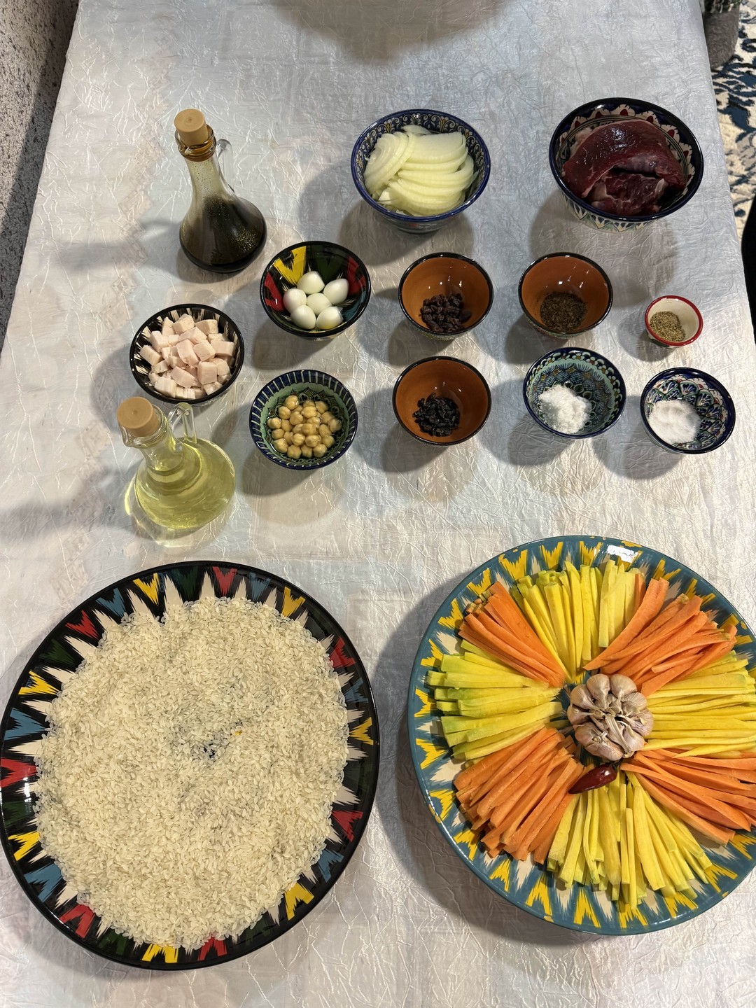 Прекрасный мастер класс. Душевно пообщались. Пока наш плов готовился, попили вкуснейший чай с плюшками, самсой, орешками. Недоеденное отдают с собой:)