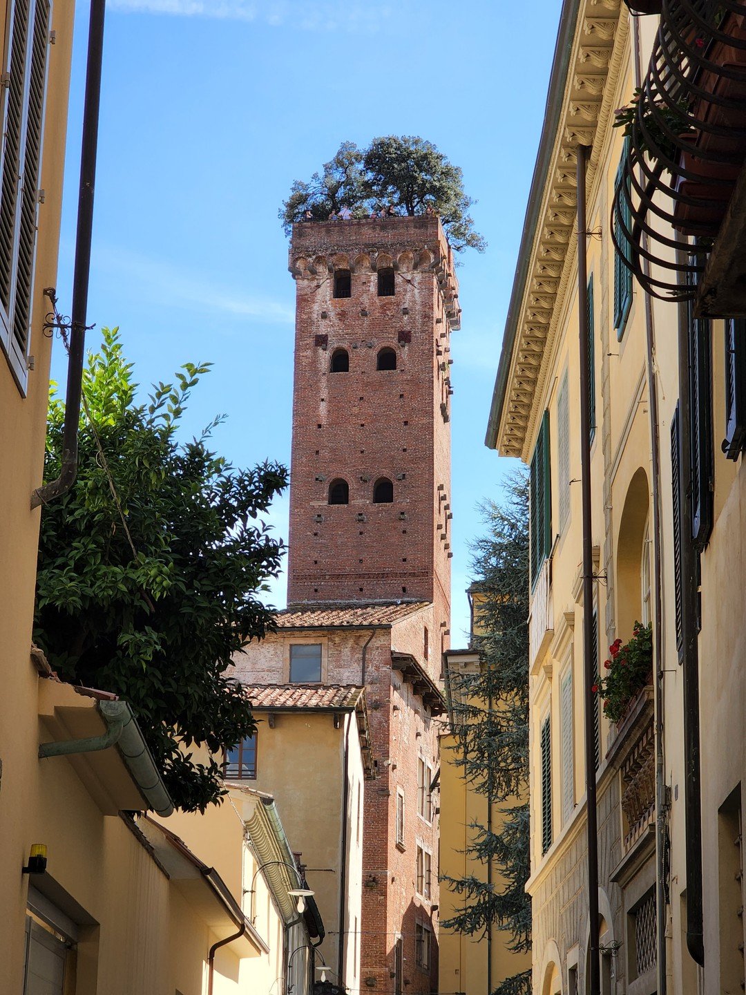 Марианна очень своеобразный экскурсовод