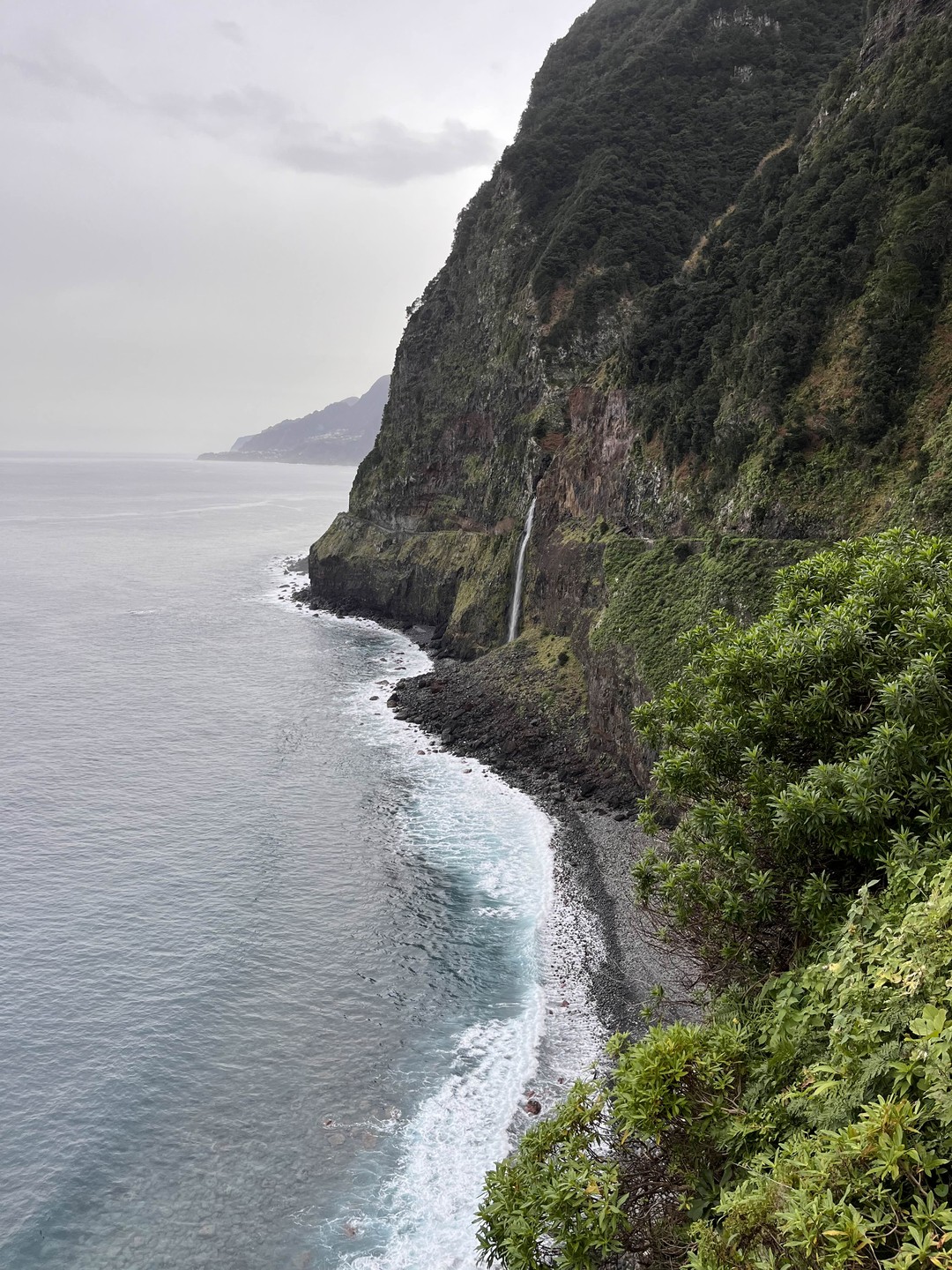Мы увидели красивейшие пляжи, водопады, красоты Мадейры, старые дороги, купались в лавовых бассейнах, кушали вкусную еду.