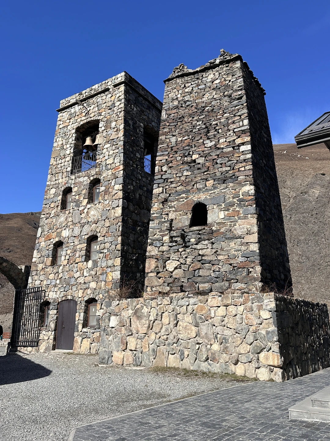 Маршрут продуман до мелочей: потрясающие горные пейзажи, древние башенные комплексы, ущелья и смотровые площадки, от которых