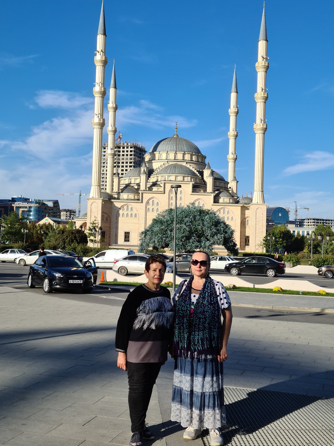 Ездили на экскурсию в Грозный с гидом Маратом, в мини группе 6 человек. Экскурсия в целом