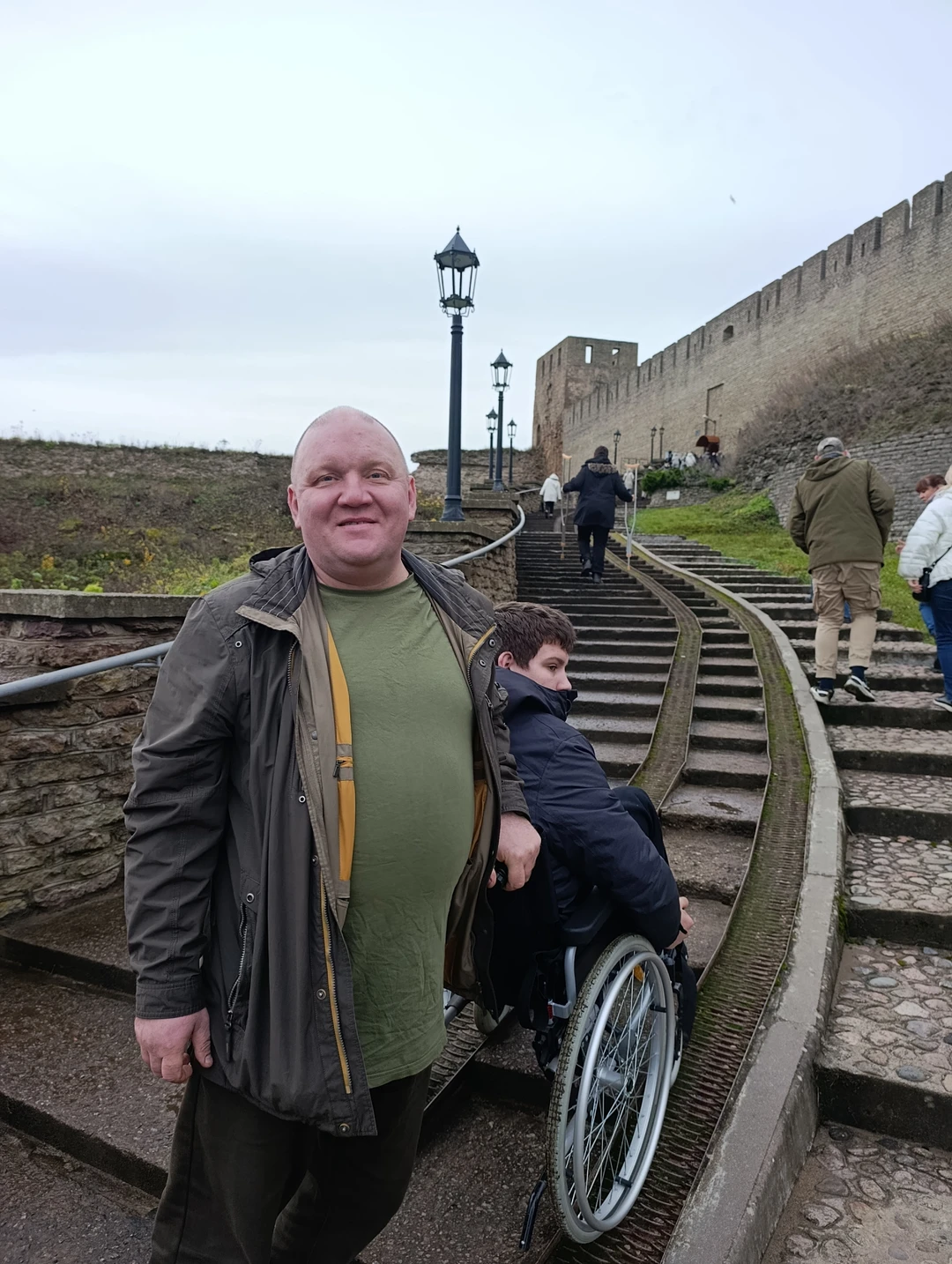 Выражаем огромную благодарность за проведение экскурсии. Безумно интересный маршрут, много нового узнали,прекрасные истории,прекрасный гид Елена,отличный водитель