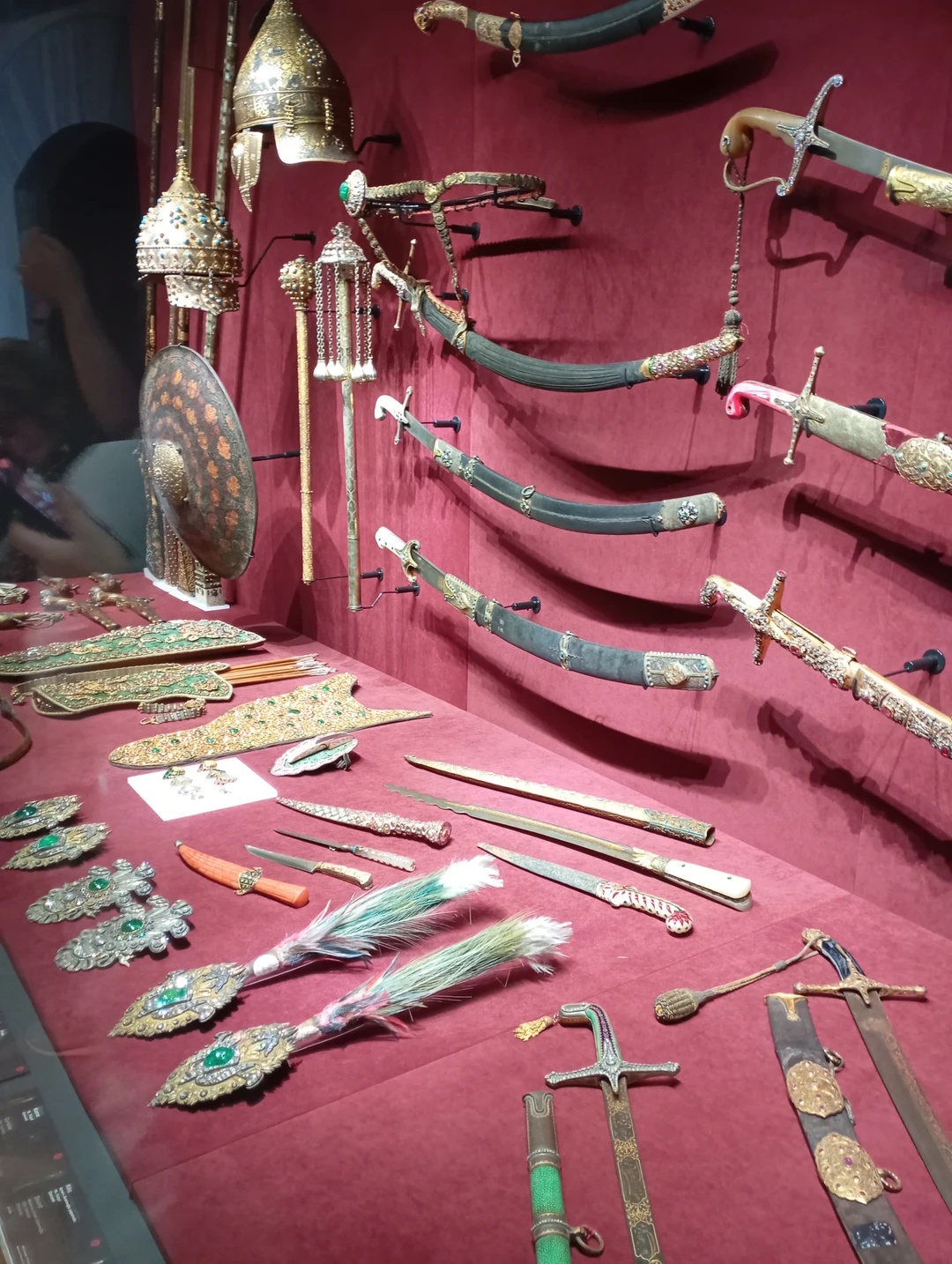 Наш гид Рушен, замечательный рассказчик, отлично владеет русским языком. Погрузил нас во времена правления султанов. Помог