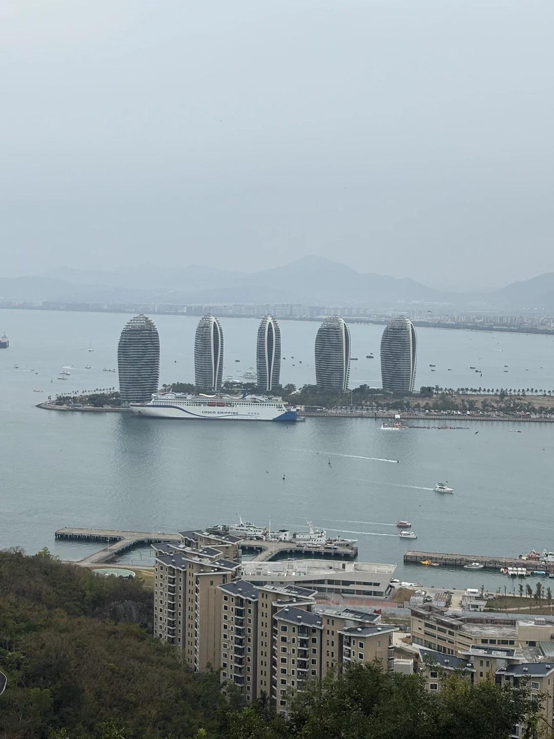 Гид доброжелательный русскоговорящий китайский парень по имени Иван(русский вариант). Удобная чистая машина. Маршрут соответствовал описанию. Сам