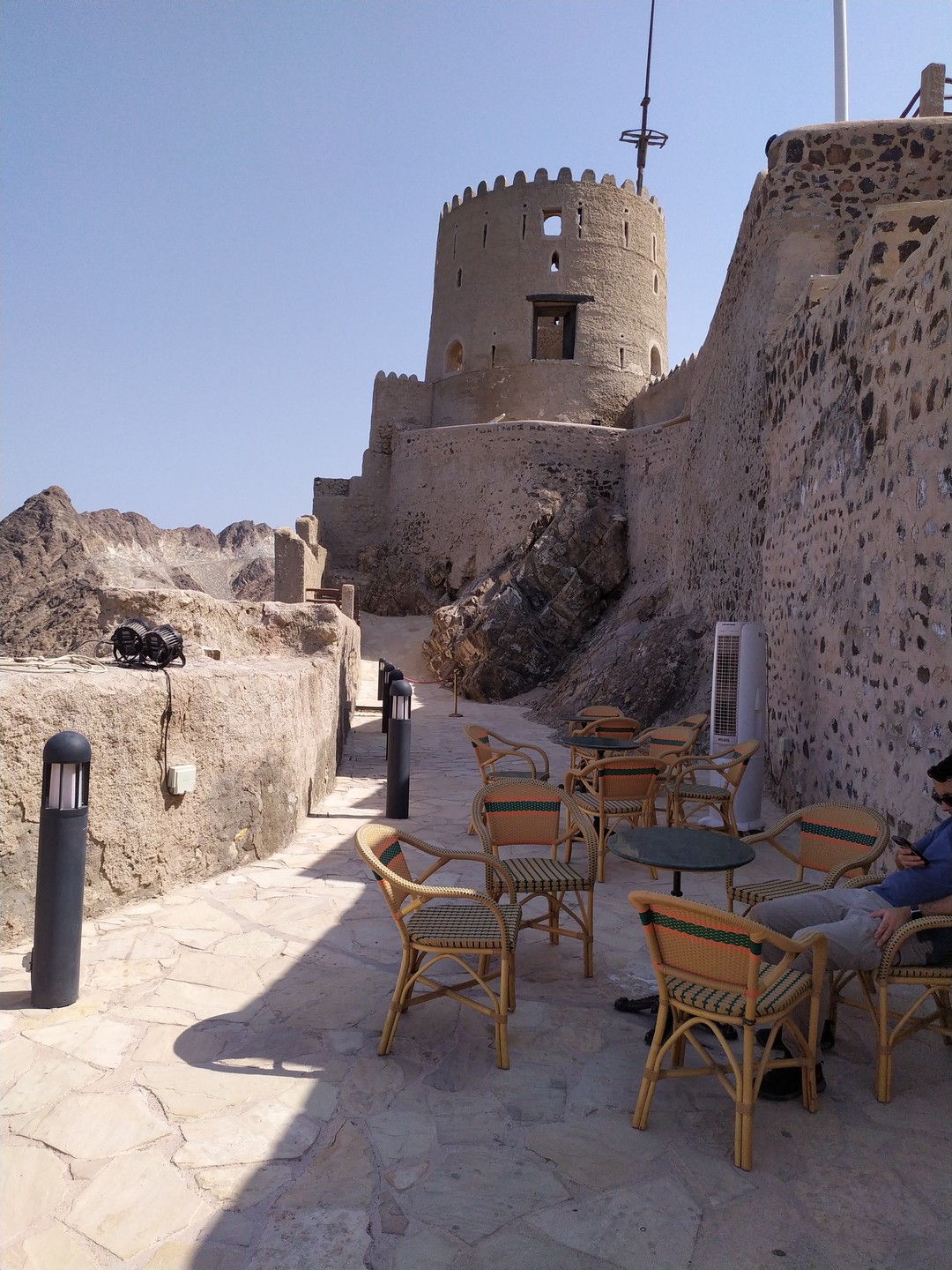 Сегодня, 21 октября 2025, была обзорная экскурсия по г. Маскат. Данила провел великолепную экскурсию. Познакомил не