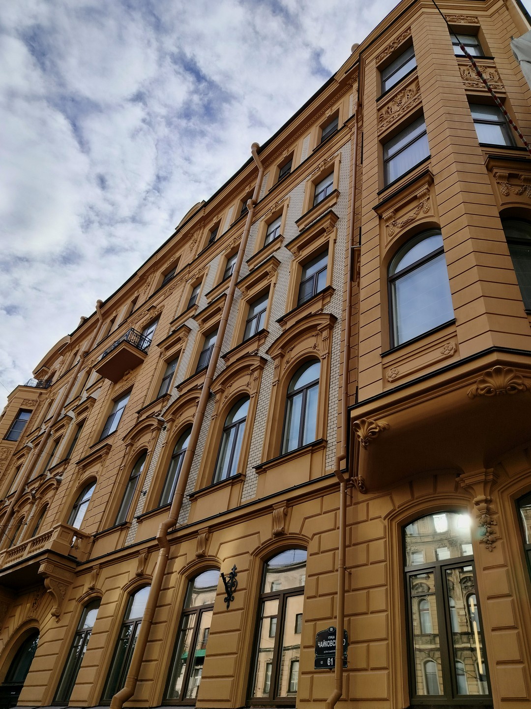 Очень люблю питерские загадочные дворы и парадные, подобные экскурсии периодически посещаем с мужем. Здесь же главной