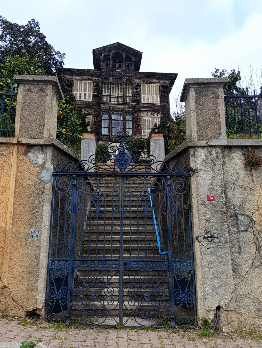 Экскурсия очень понравилась, на островах очень красиво, зелено, умиротворенно, очень много зданий сохранили свою самобытность, архитектура