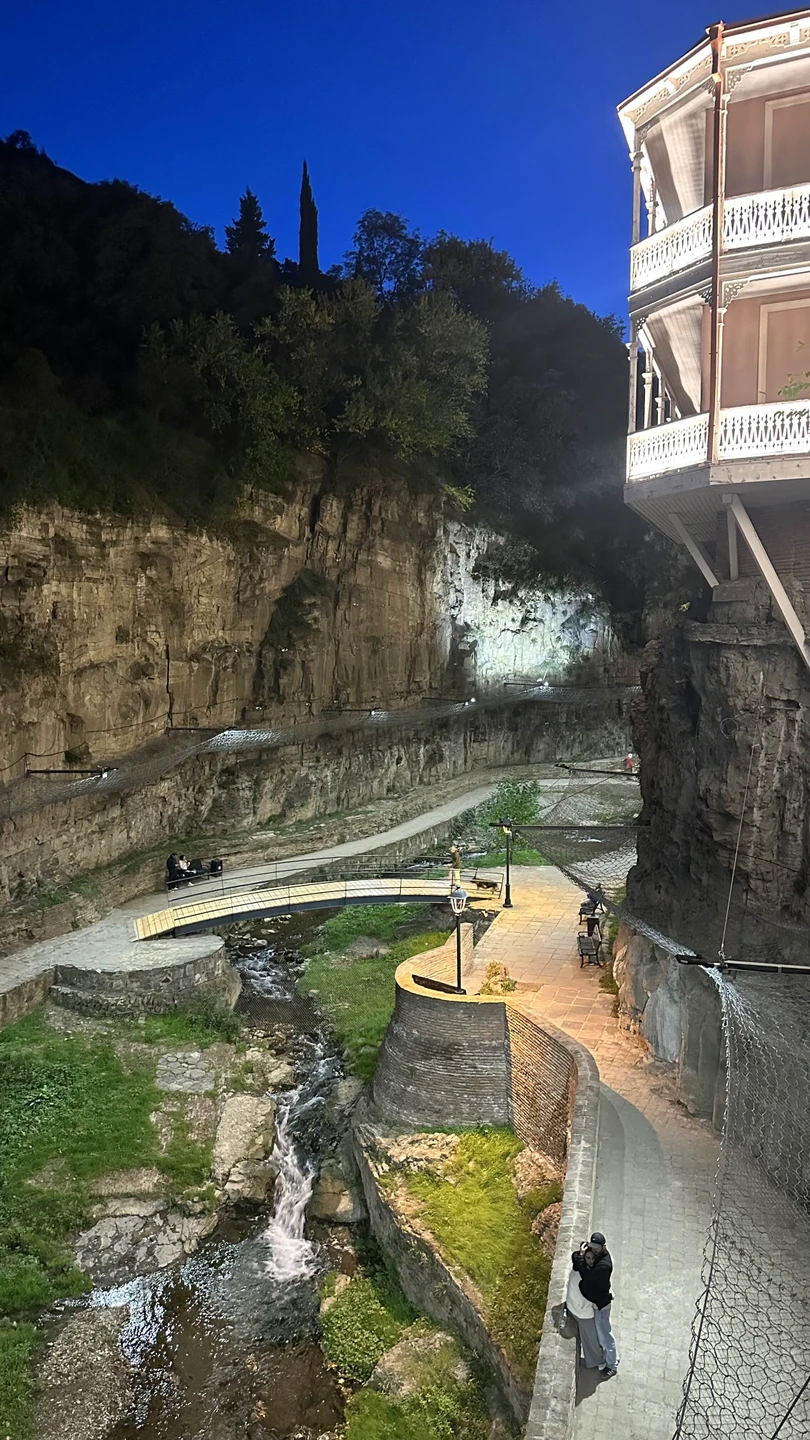 Прекрасный гид, великолепная экскурсия! Интересные локации, гид всегда готов ответить на все вопросы, держит тайминг, много