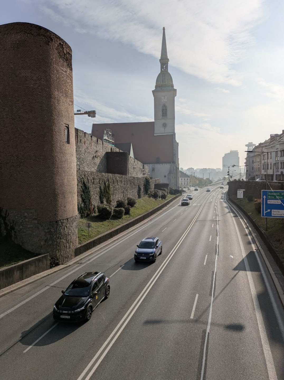 Очень хорошая экскурсия и увлеченный экскурсовод. Время пролетело не заметно. Побывали там, куда бы сам не добрался)