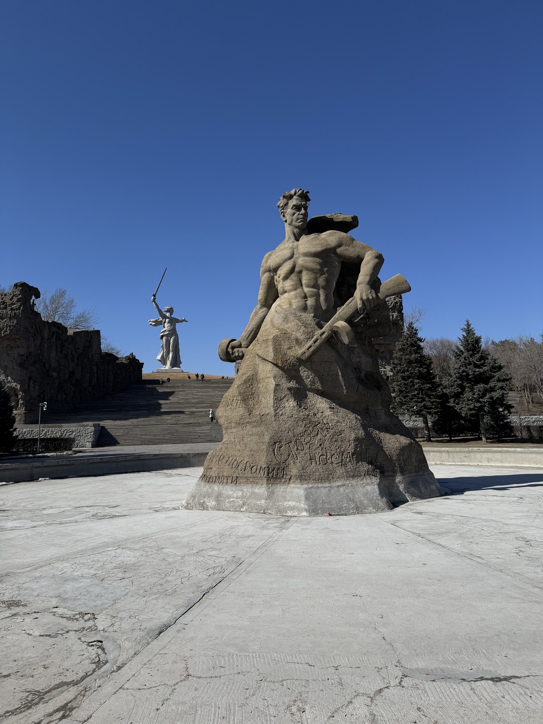 Александр- прекрасный рассказчик, полностью владеет материалом, отвечает на вопросы. Разгадка кроется в его образовании политолога, культуролога