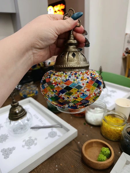 Очень понравился мастер класс!! Интересно, красиво. Можно выбрать размер лампы, приносят чай и вкусняшки. Помогают как