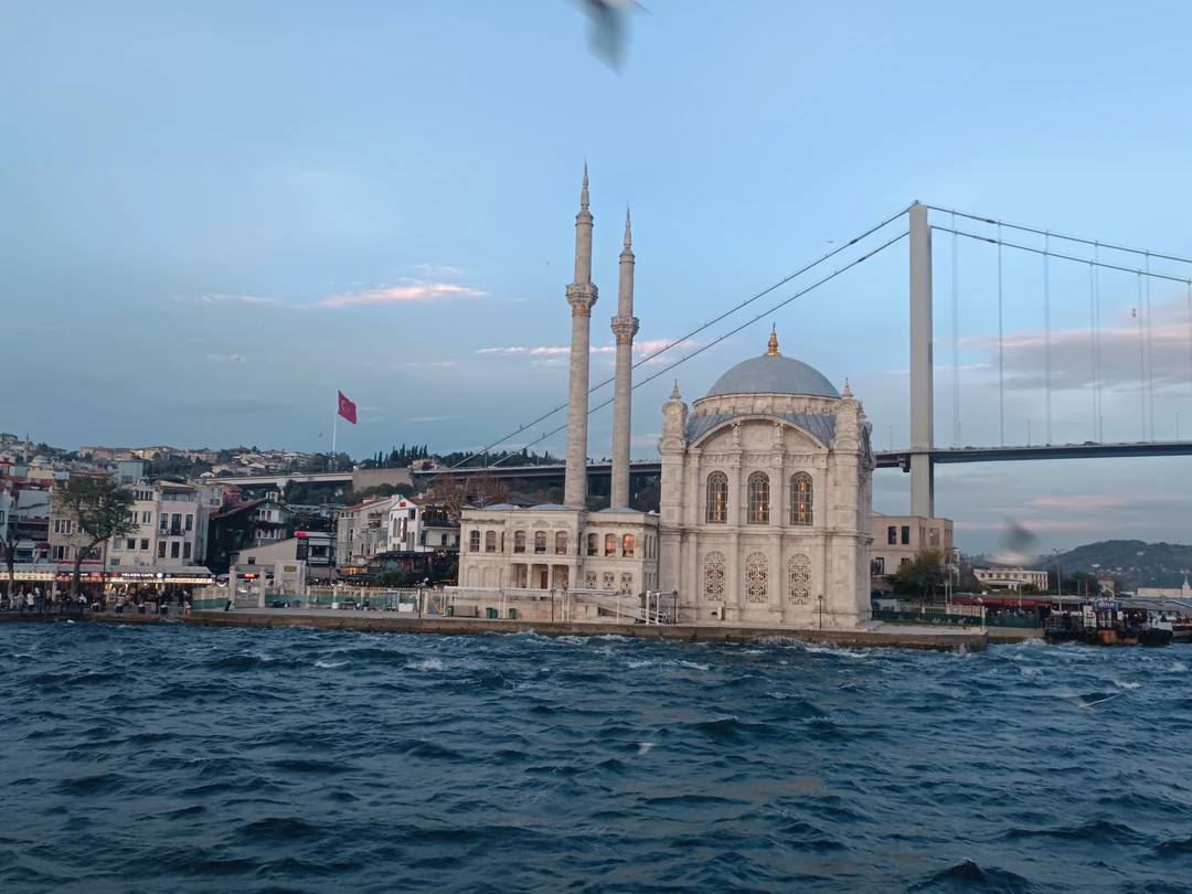 Прилетела в Стамбул днём и уже в 17:00 отправилась на прогулку по Босфору. Думаю это отличное