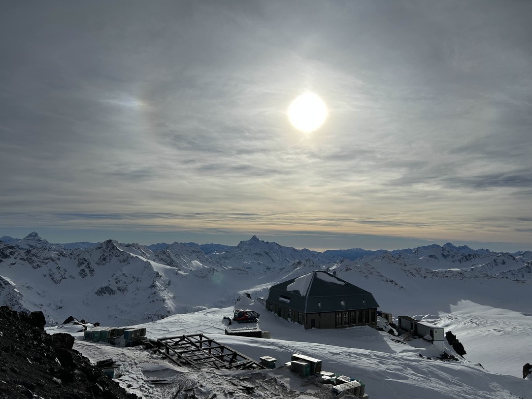 Эльбрус прекрасен!!! Нам очень повезло с погодой! И на нижней станции, и на самом верху светило