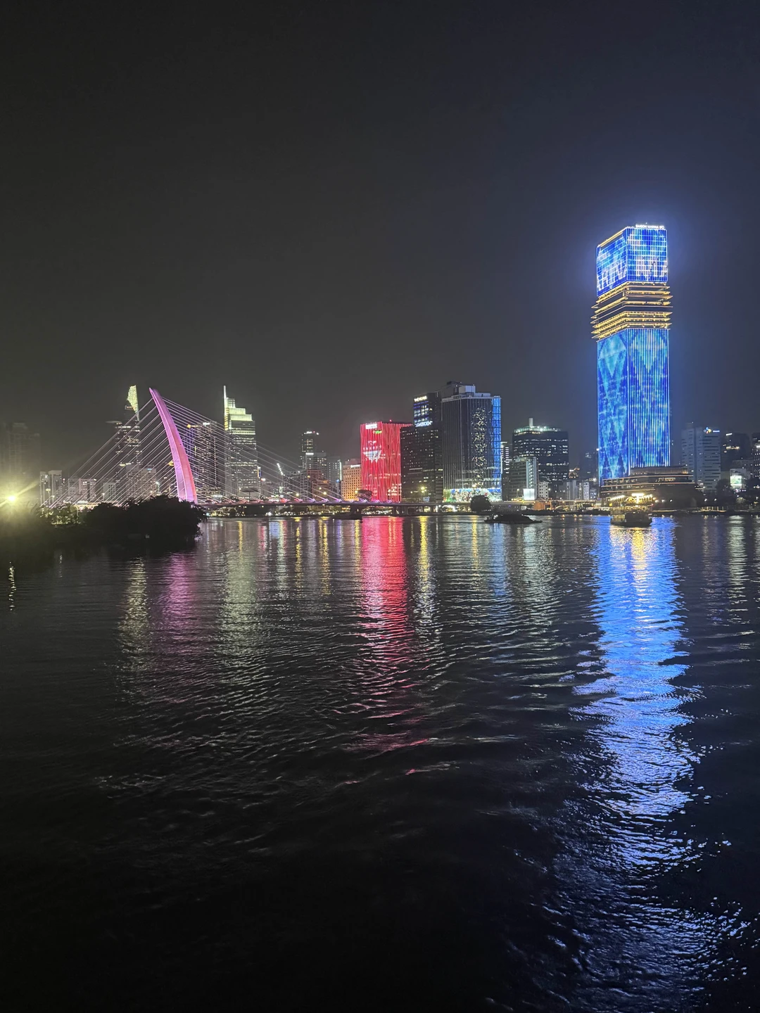 Кухня вкусная, обновляют постоянно, морепродукты, мясо, салаты, фрукты и т. п. вино тоже вкусное (можно принести