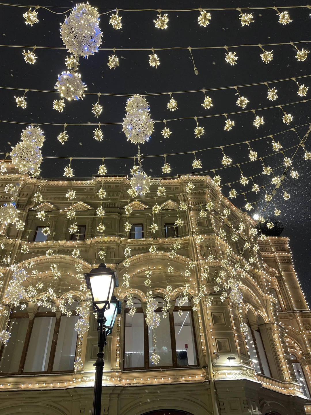 Работаем супер команда профессионалов, молодцы, у нас был экскурсовод Павел - очень приятный, обаятельный молодой человек