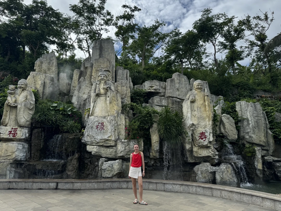 Ни хао! Побывали на обзорной экскурсии по Санье, гидом был Андрей. Нам очень понравилось! У Андрея