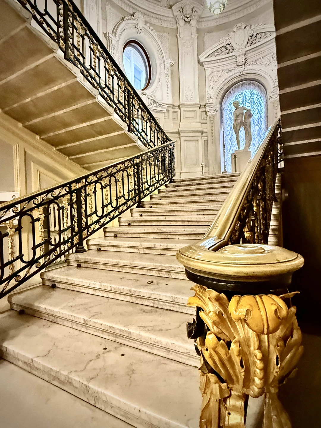 Людмила Петровна профессионал. Интеллектуально, чётко с расстановкой. Можно сказать одним словом: пробрало до слез…. Очень рекомендую эту экскурсию