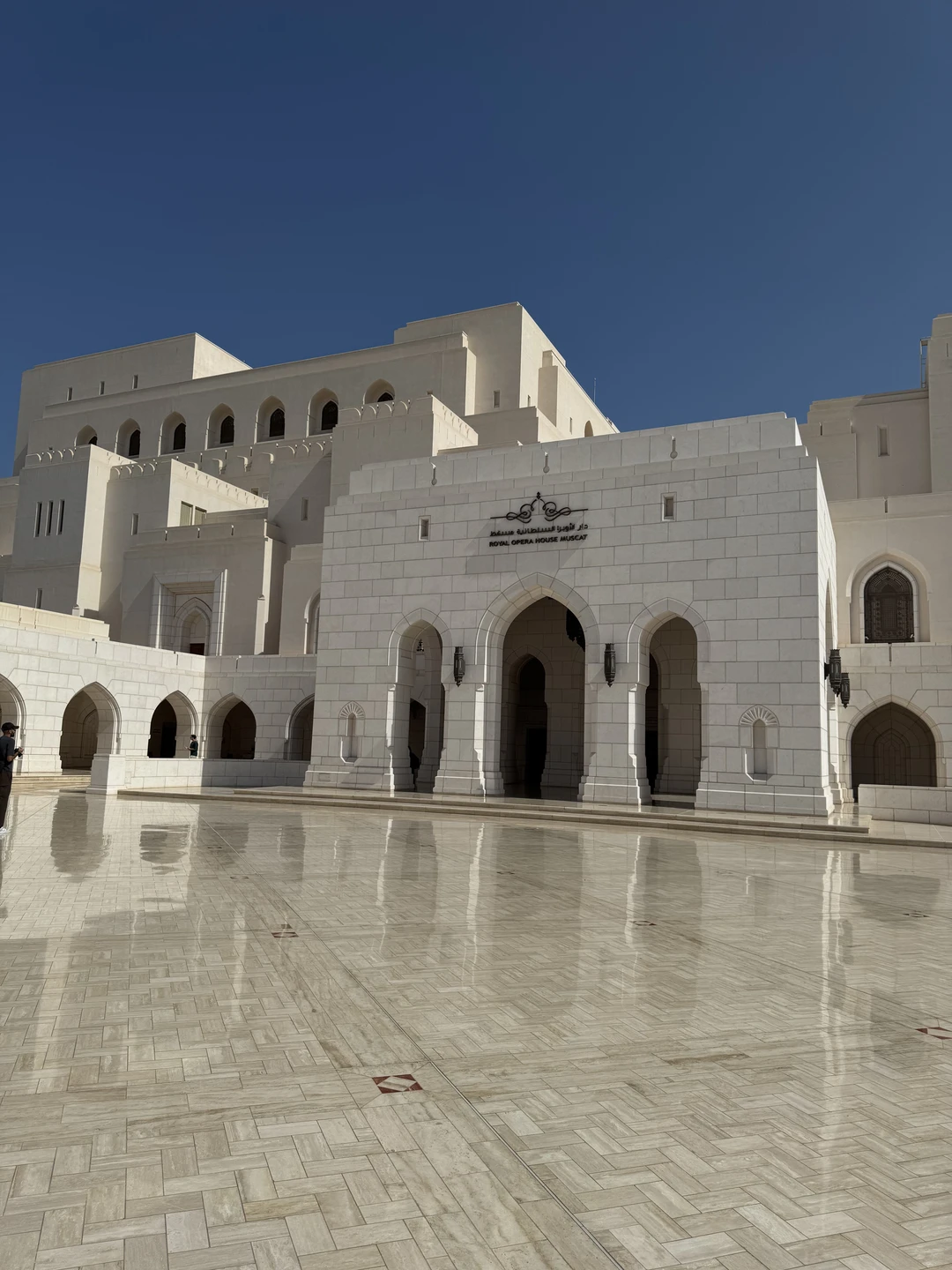 Экскурсию провела Яна во второй день нашего пребывания в стране на своей машине. Помимо нас (3