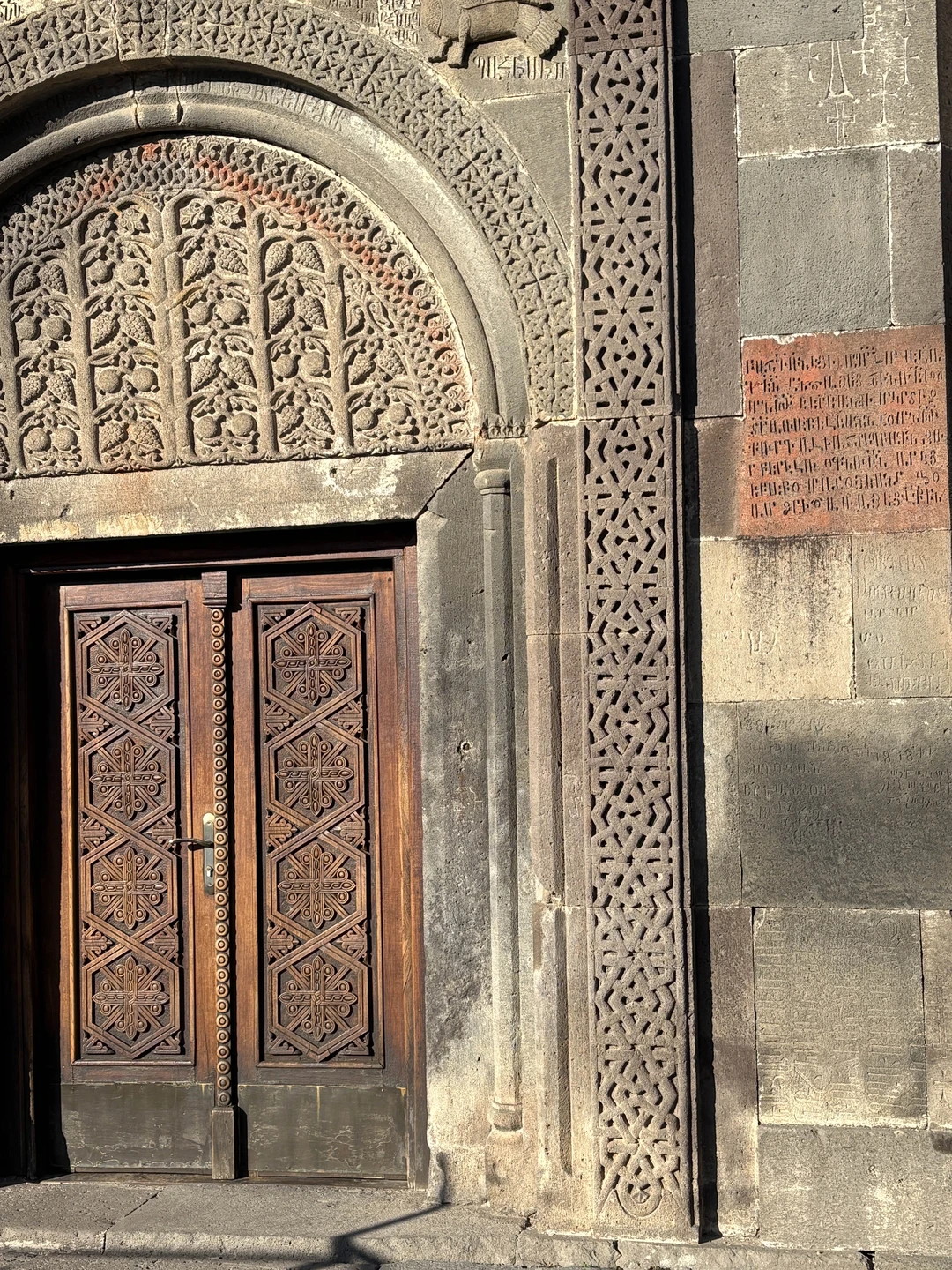 Все прошло отлично от момента заказа и до самого конца экскурсии. Была с мамой, которая хотела узнать древнюю культуру Армении.