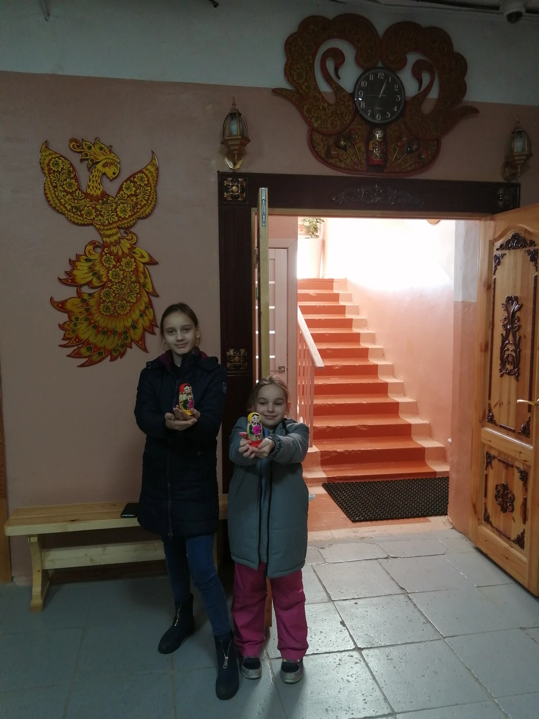 Замечательная экскурсия. Узнали о городе, производстве, поучаствовали в мастер классе. Были дети 8, 10 и 11