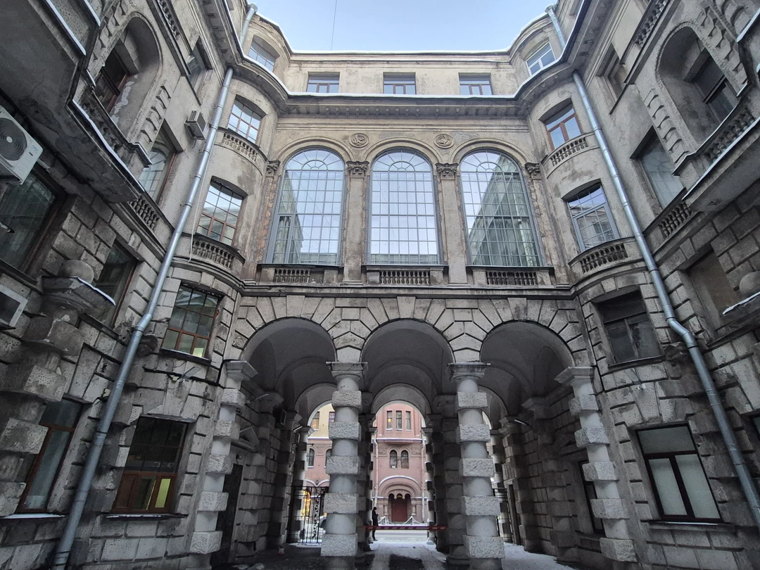 Секреты Петроградской стороны: дворы-колодцы, парадные и доходные дома (Ирина)