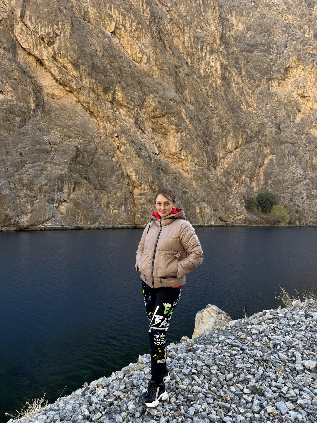 С экскурсией нам очень повезло. Именно в этот день выпал снег в горах. И мы увидели