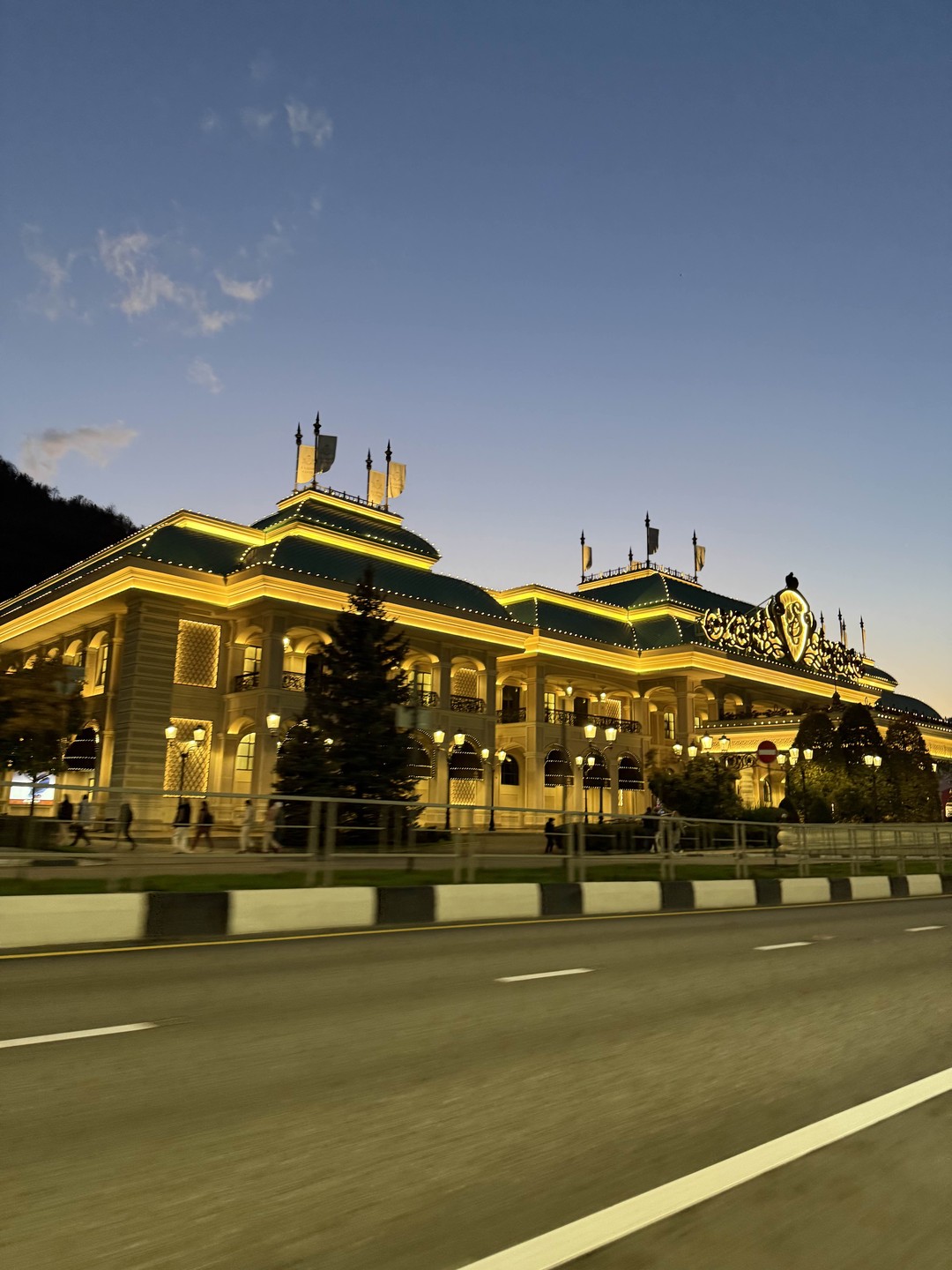 Отличная экскурсия,Наталья учла пожелания всей семьи,увлекательно и подробно рассказала о достопримечательностях Красной Поляны, чётко объяснила, чем