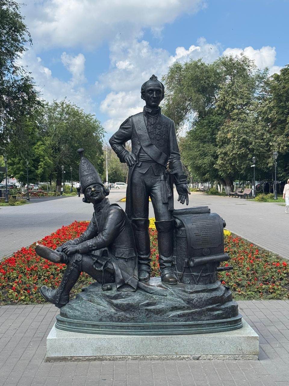 Посмотреть город и послушать влюбленного в город экскурсовода не помешал даже дождь