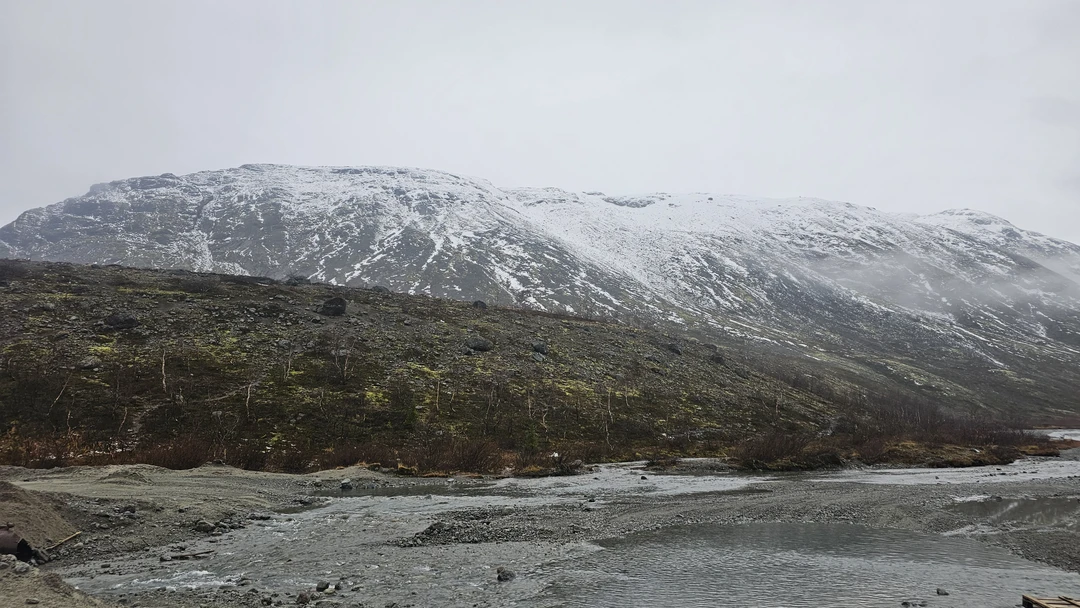 Гидом был Сергей. В Кировске из-за подготовки к зимнему сезону закрыт подъемник и таиственый лес, снежная