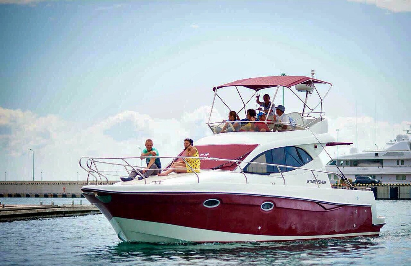 Морская прогулка на двухпалубной яхте