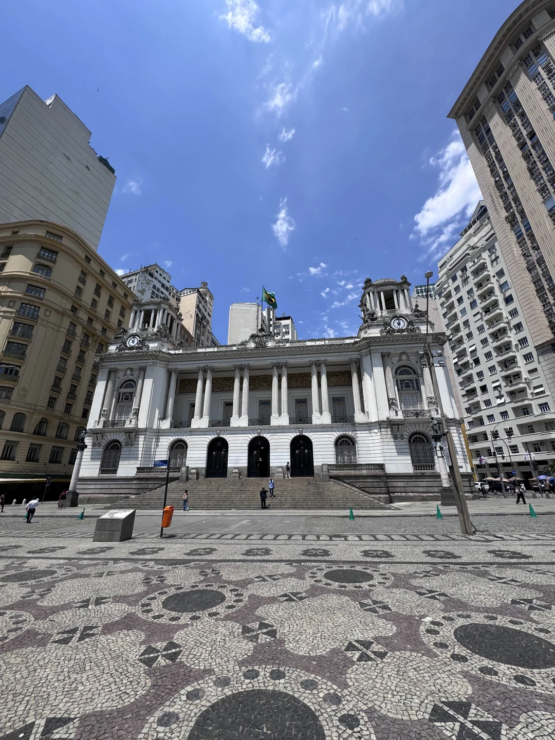 Андрей прекрасно знает город и его особенности. Мы прекрасно провели время, прогулялись по улочкам Рио, посмотрели