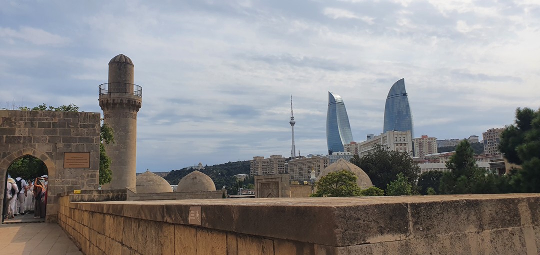 У нас в Баку была долгая пересадка и мы решили взять экскурсию. В итоге мы под