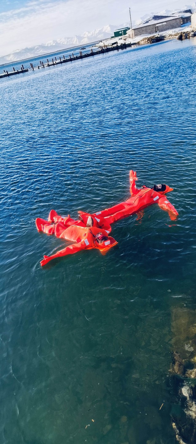 Первым делом на Камчатке мы решили бросить вызов самим себе - искупаться в Тихом океане! И