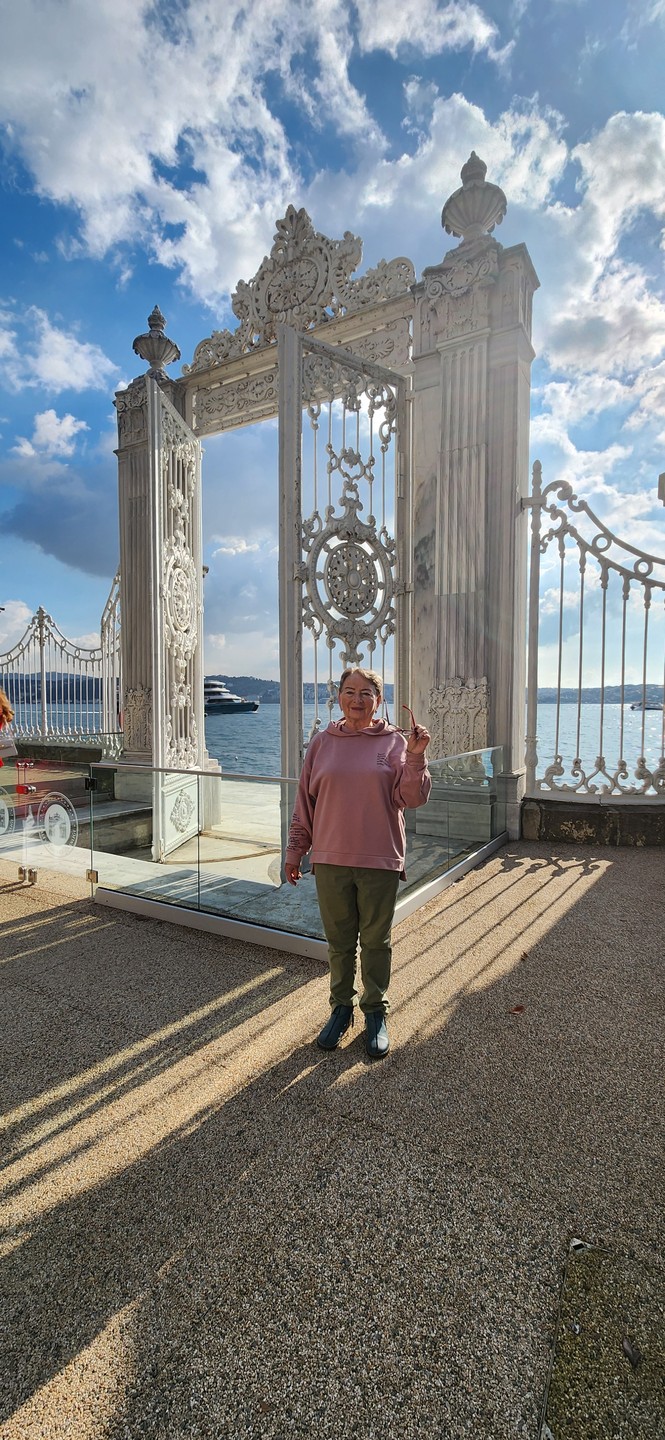 Эта экскурсия стала маленьким приключением: тихие улочки, неспешная прогулка по набережной, завораживающие виды и истории, от