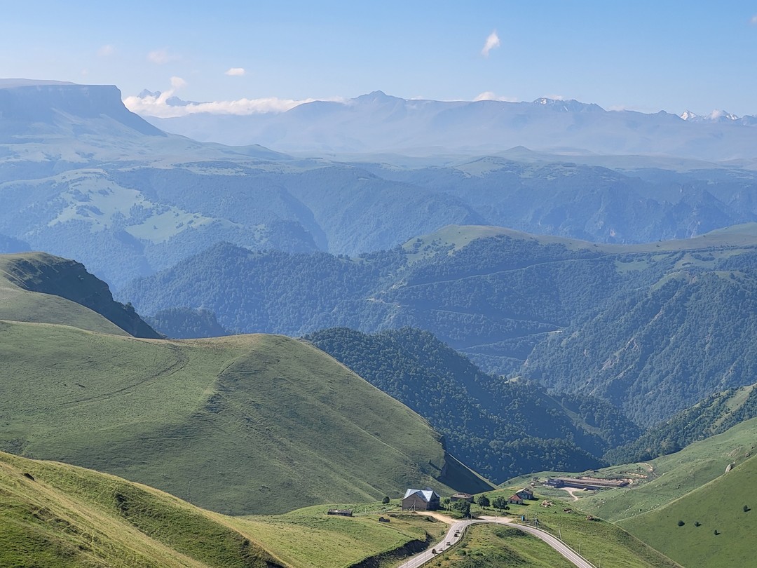 Поездка на Джилы-Су - это совершенно необыкновенное путешествие. Сама дорога считается одной их самых живописных в