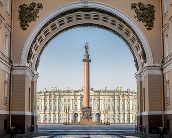 Все символы Северной столицы на автобусе, коллекции Эрмитажа