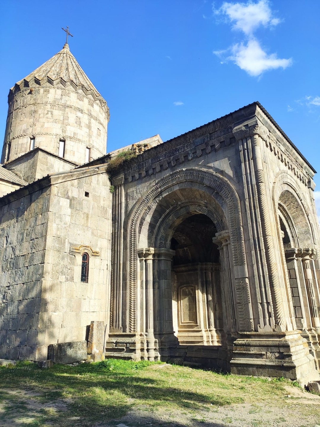 Были в поездке с Арташем в сентябре 2024. Комфортное авто, расслабленное состояние, чудесное настроение, вода для гостей в машине!