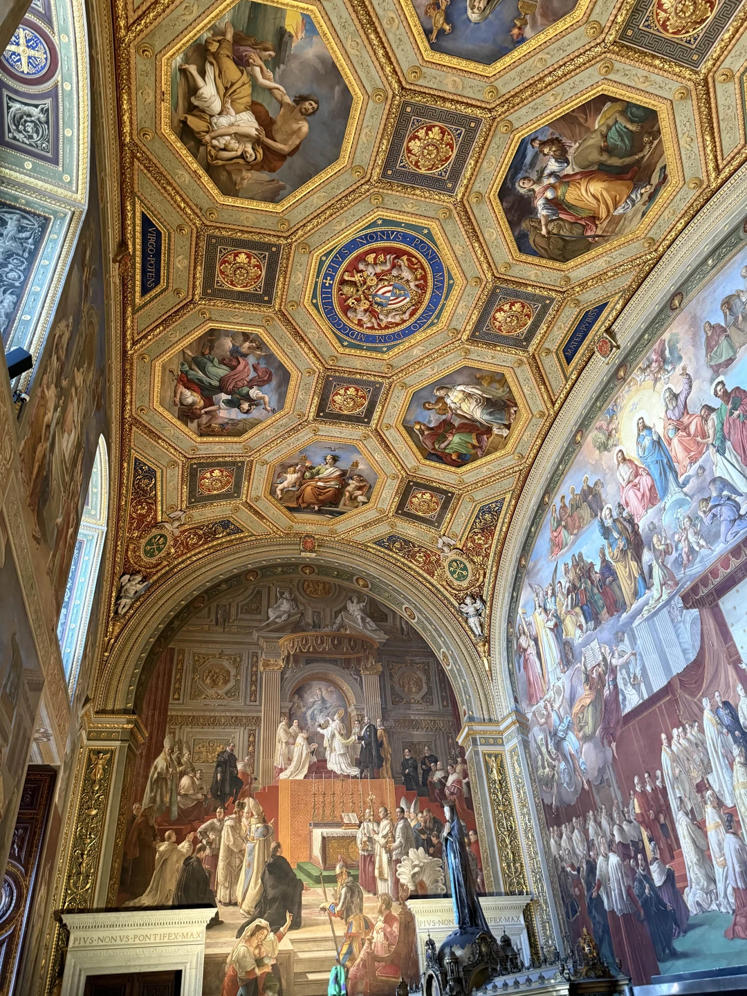 Экскурсовод Елена, провела экскурсию в Ватикане и Соборе Св. Петра. Понравилось, узнали много нового