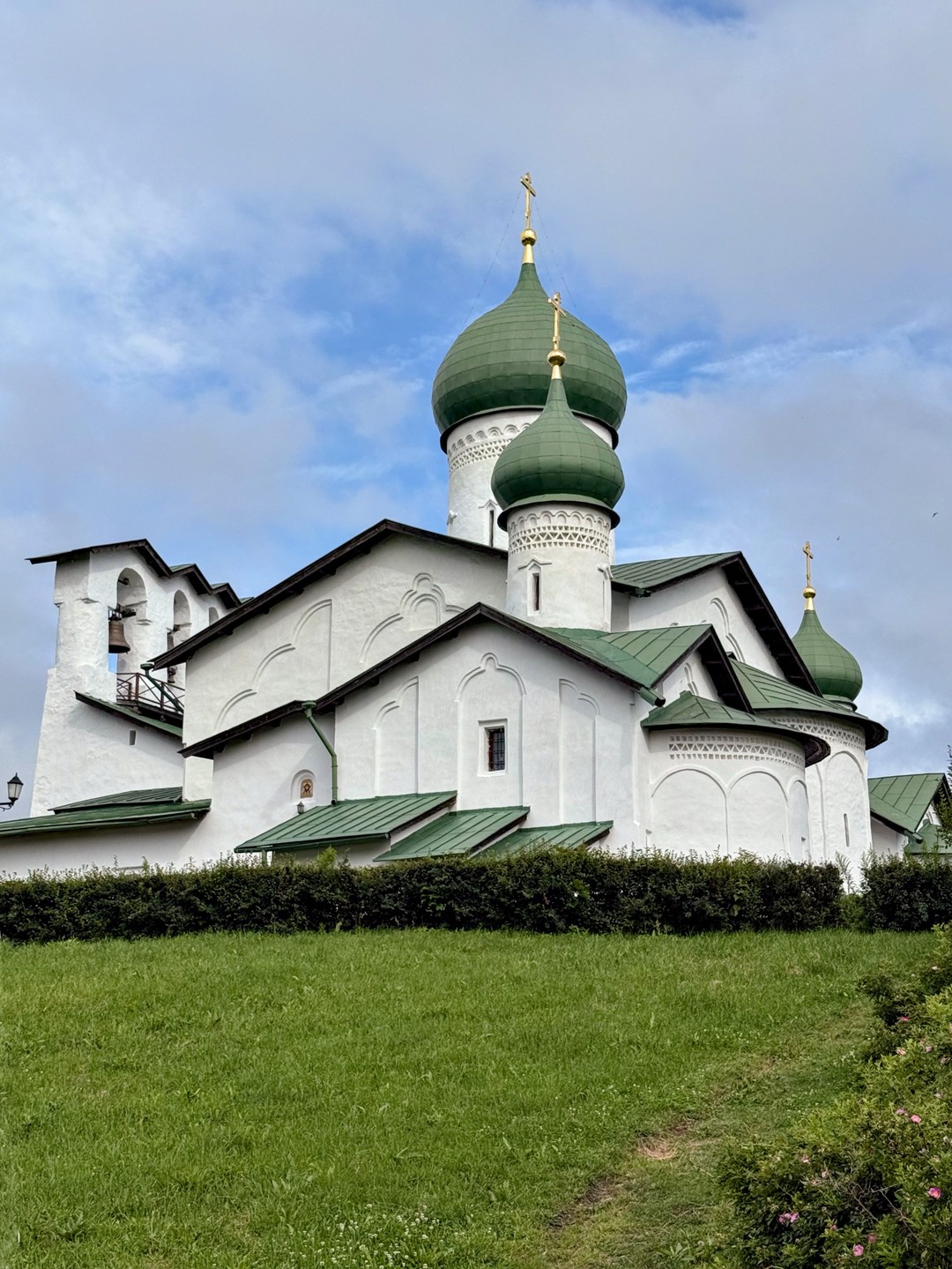 В июле вместе с женой путешествовали по Псковской и Новгородской областям. На Псков запланировали остановку на