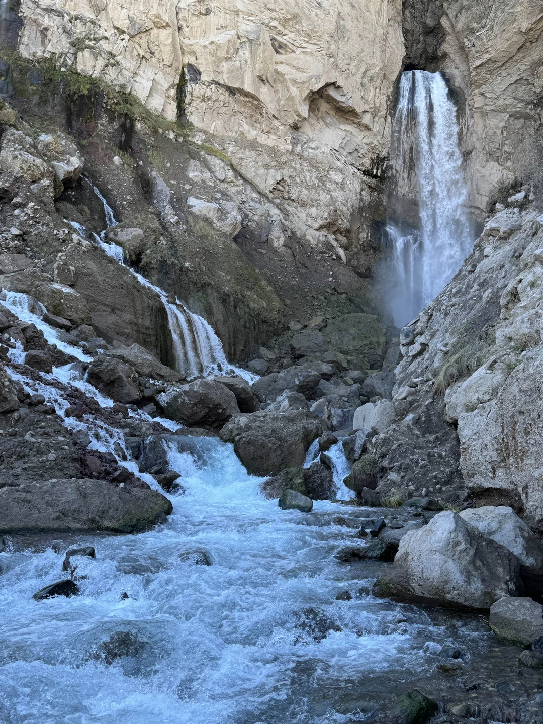Ездили на Джилы-Су с Виталием. Невероятно красивый маршрут, вся поездка - настоящее наслаждение. И остановки и виды из окна машины.