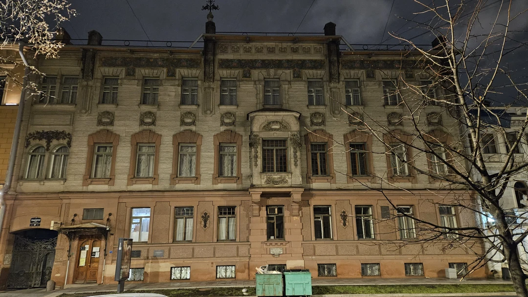 Очень ёмкая и насыщенная информацией экскурсия, сопровождаемая изображениями на планшете. Рассказ Андрея разбивается на истории об