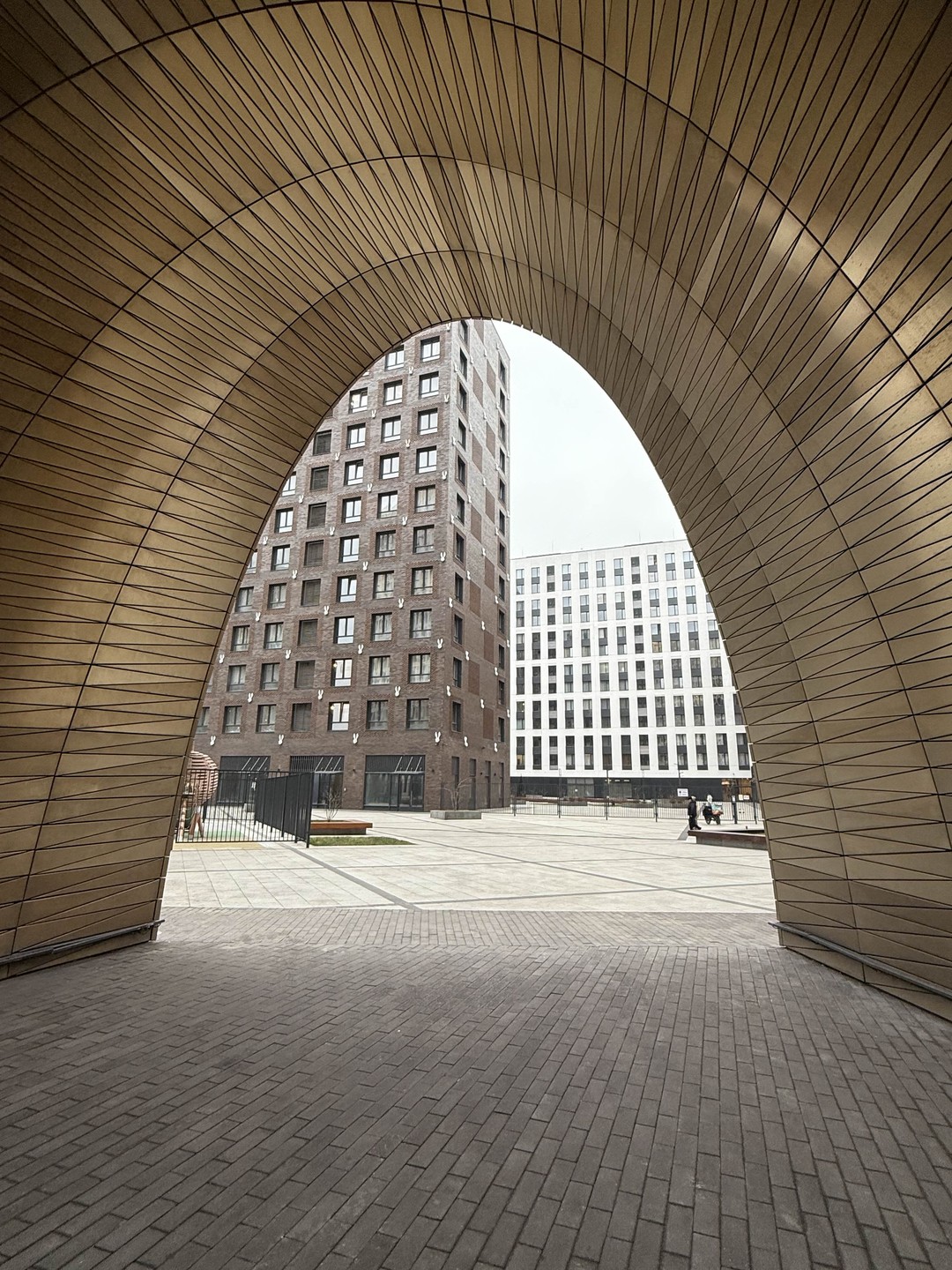 Давно хотели побывать в ЗИЛАРТе и оказалось, что есть экскурсия. Соня замечательный рассказчик, много распечатанного материала